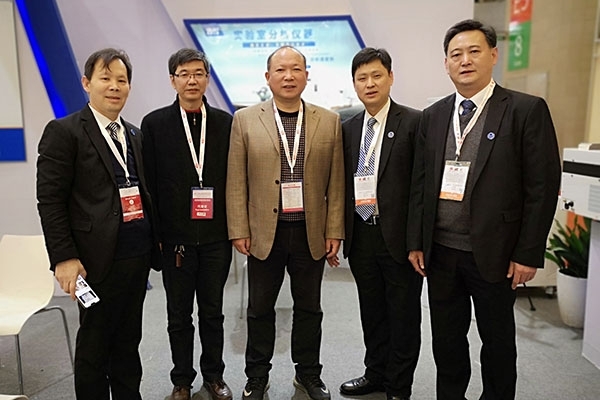 湖北省铸造协会万安元秘书长（左起三）和东风汽车集团50厂高峰总工程师（左起二）