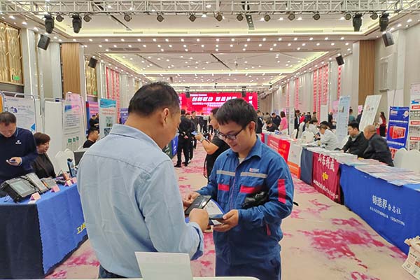 为嘉宾介绍我司产品