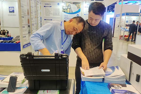 演示手持式光谱仪的操作