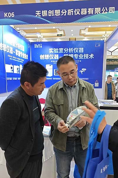 为嘉宾演示手持光谱仪