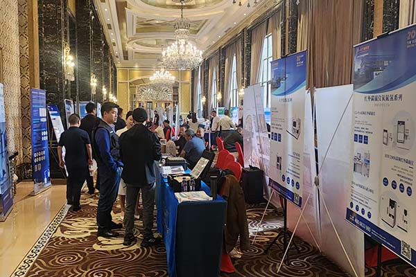 为来宾介绍我司产品