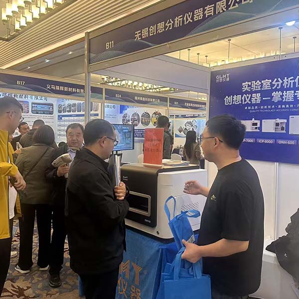 为来宾们介绍创想仪器