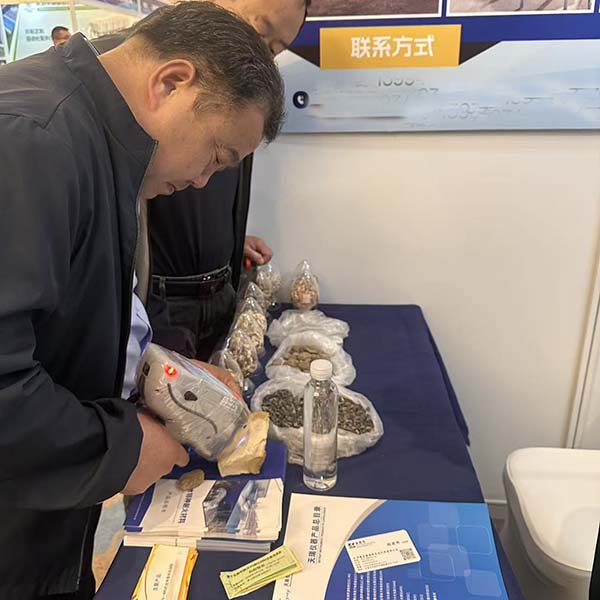 为展商演示手持式光谱仪的检测