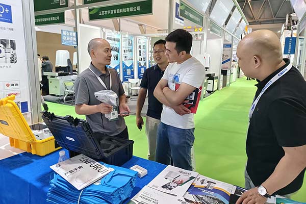 为来宾介绍公司优质产品